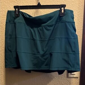 Luluulemon Green tennis skirt.